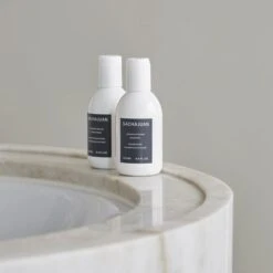 Sachajuan Intensive Repair Shampoo -Soins Capillaires sachajuan intensive repair shampoo shampoing pour cheveux abimes et exposes au soleil 1